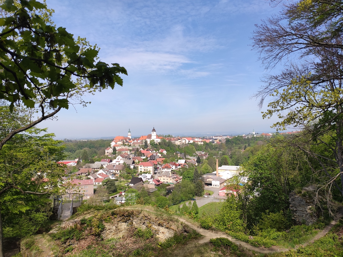 Nové Město nad Metují od zříceniny Výrova