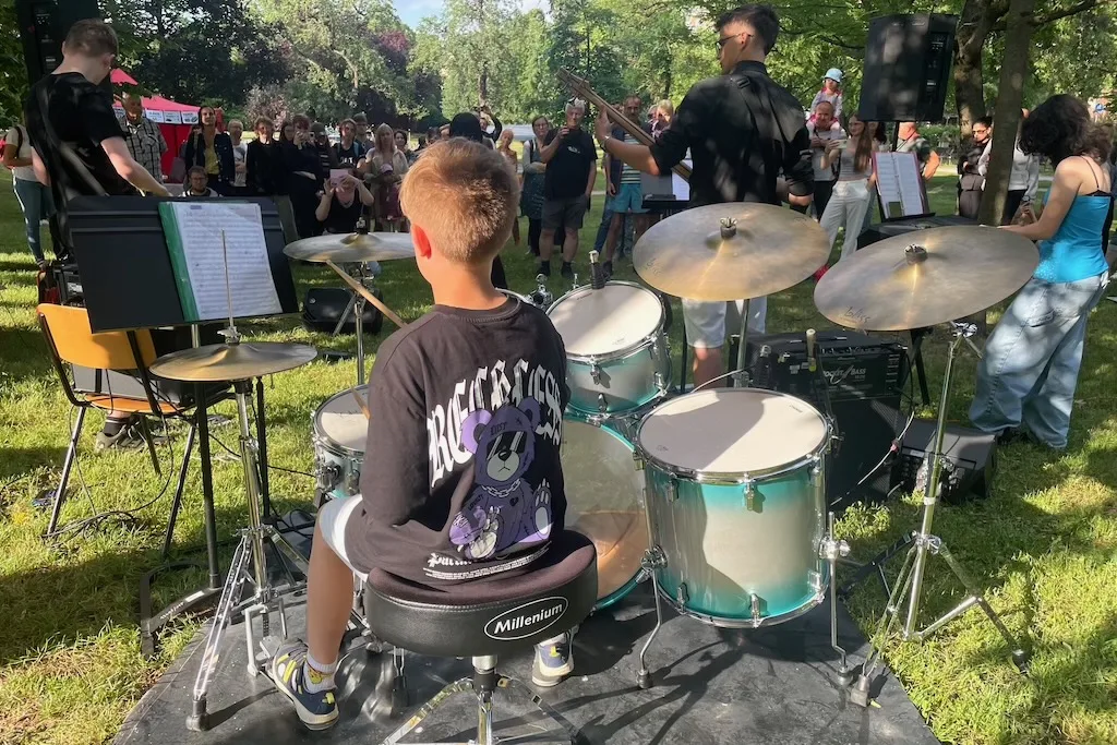 🎶 překvapení pro kolemjdoucí – hudební škola venku a naživo